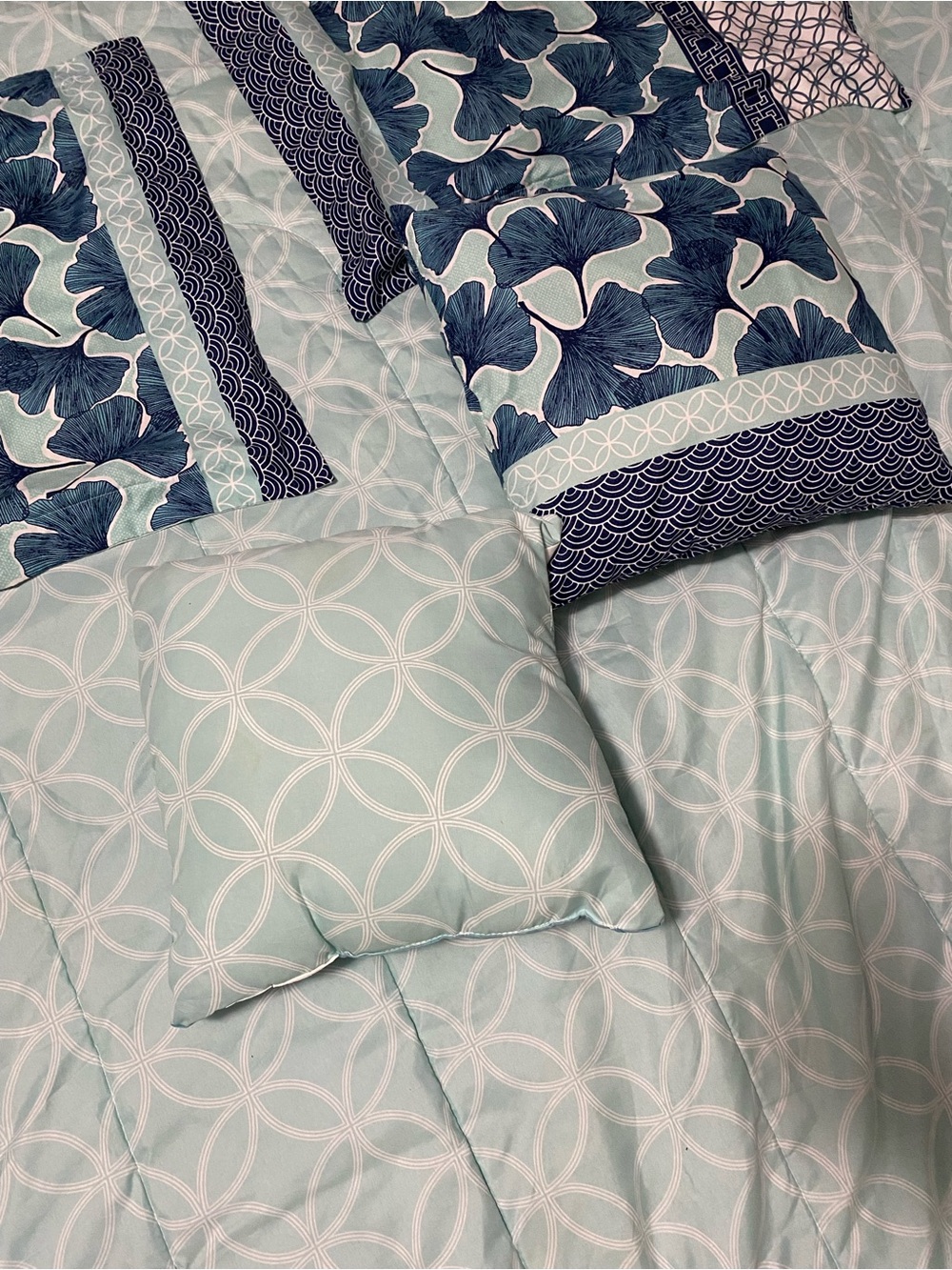 Blue Floral Pattern queen comforter w/ 2 matching shams & 2 match decor pillows - Picture 14 of 15